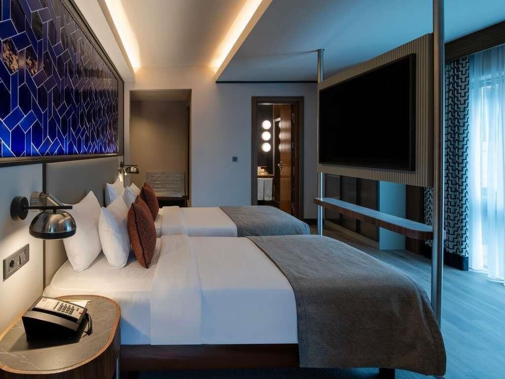 Habitación superior, varias camas | Edredón, minibar, caja de seguridad en la habitación y escritorio 