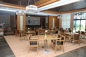 ランチ、ディナーに営業 (多国籍料理)