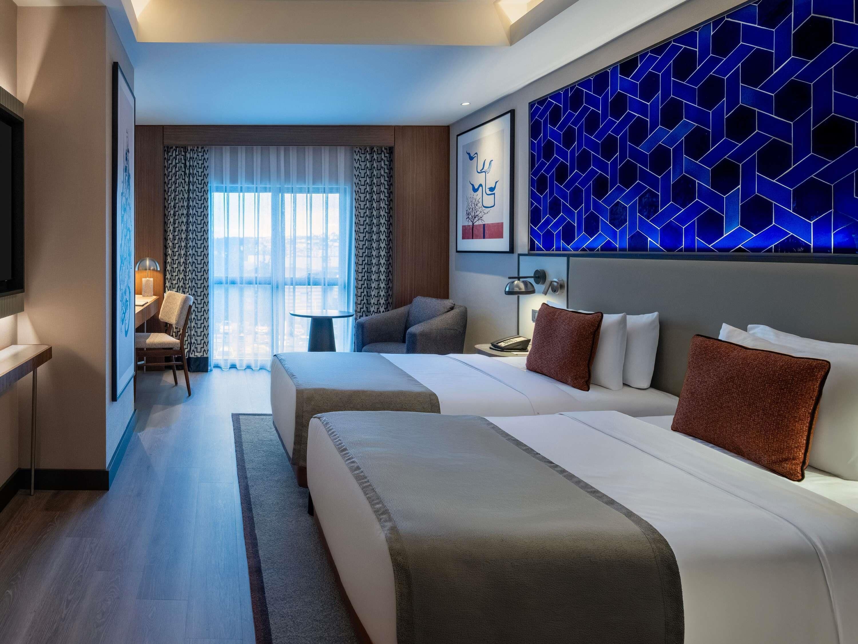 Rom – standard, 2 enkeltsenger | Dundyner, minibar, safe på rommet og skrivebord