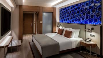 Kahden hengen standard-huone, 1 parisänky | Untuvapeitot, minibaari, tallelokero huoneessa, työpöytä