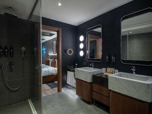 Superior Suite, 1 Queen Bed with Sofa bed | Bathroom | Shower, eco-friendly toiletries, hair dryer, bathrobes - Mercure Istanbul Altunizade (Istanbul)