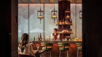 2 bars/lounges