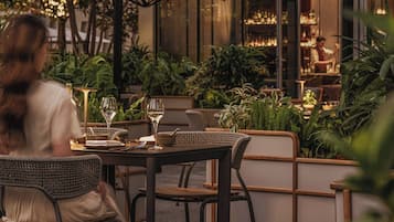 2 bars/lounges