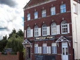 Un edificio de ladrillo con un letrero que dice "The Liver View".