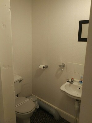 Standard Double Room | Bathroom | Shower, towels