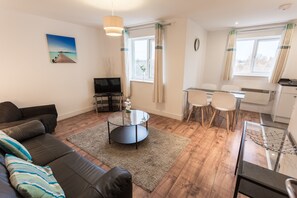 Apartment, 2 Bedrooms | Living area