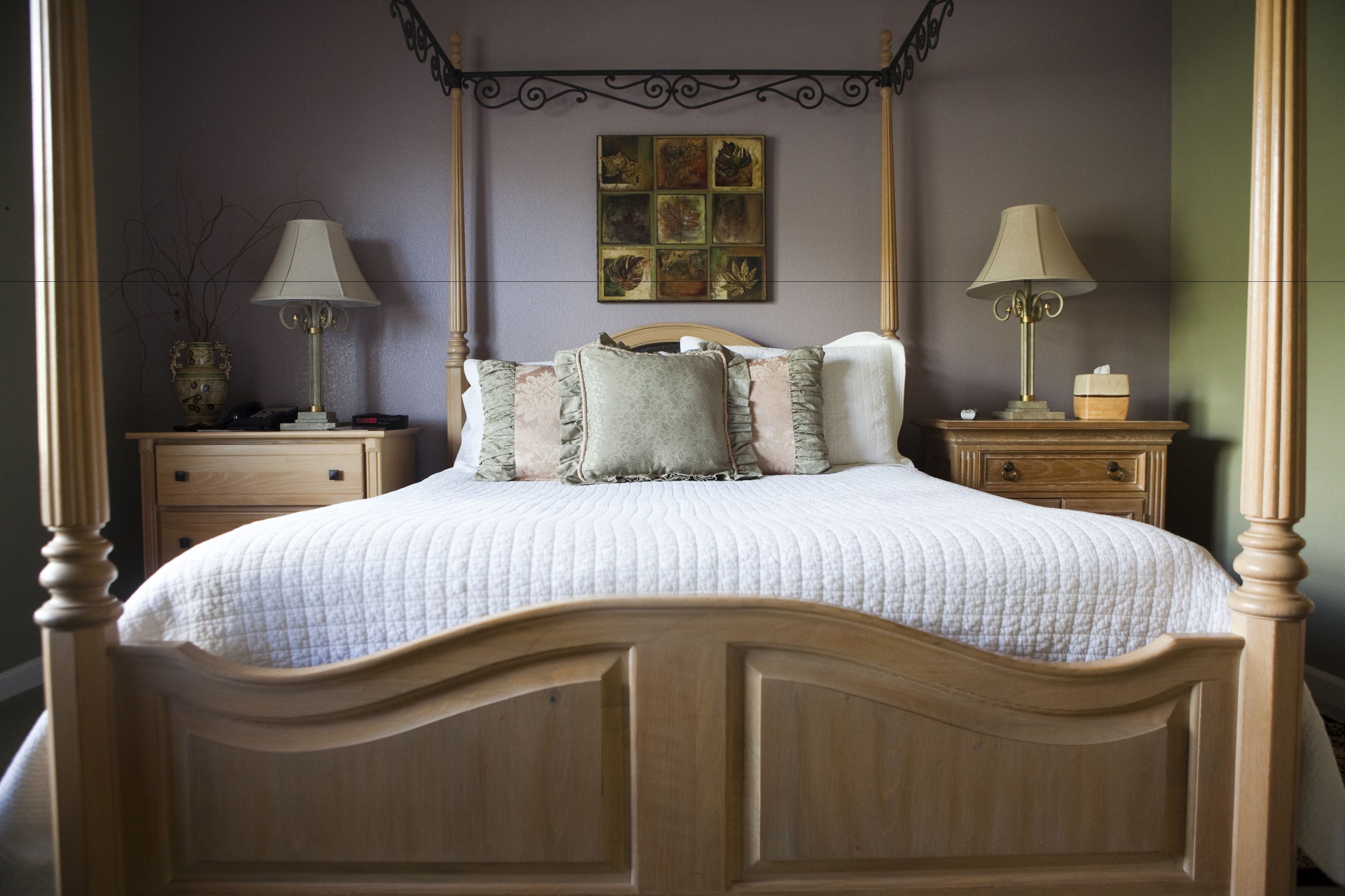 Suite estándar, 1 cama King size, vista a la alberca | Ropa de cama de alta calidad y tabla de planchar con plancha 