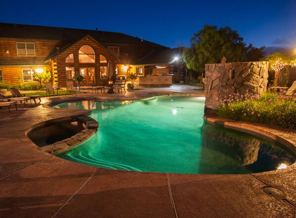 Alberca al aire libre y camastros 