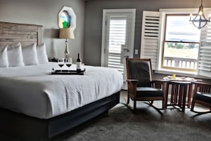 Standard Room, 1 King Bed | Premium bedding, iron/ironing board, free WiFi, bed sheets