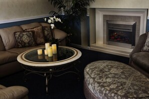 Suite Deluxe, 1 cama King size y sofá cama, en el área del jardín | Área de sala de estar | Televisión y chimenea 