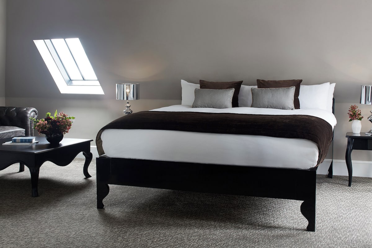 Suite, Balcony | Peralatan tempat tidur premium, peti besi dalam bilik, meja 