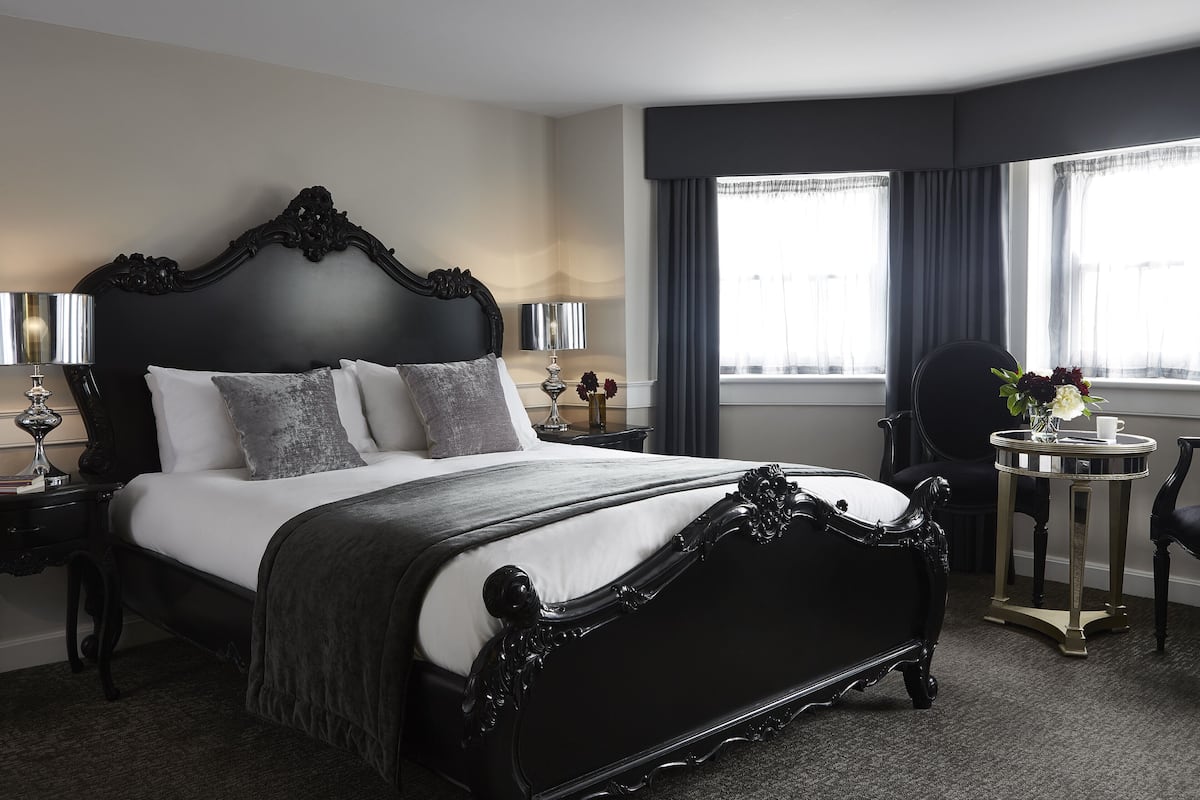 Junior Suite | Peralatan tempat tidur premium, peti besi dalam bilik, meja 