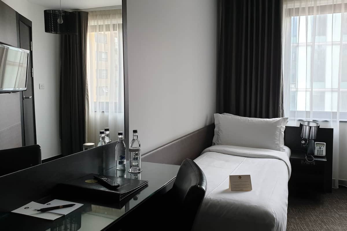 Single Room | Peralatan tempat tidur premium, peti besi dalam bilik, meja 