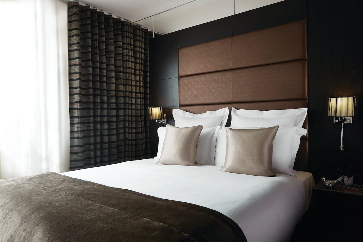Standard Double Room | Peralatan tempat tidur premium, peti besi dalam bilik, meja 