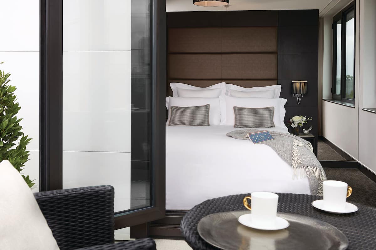 Deluxe Double Room, Balcony | Peralatan tempat tidur premium, peti besi dalam bilik, meja 