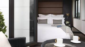 Quarto casal luxo, sacada | Roupas de cama premium, cofres nos quartos, escrivaninha