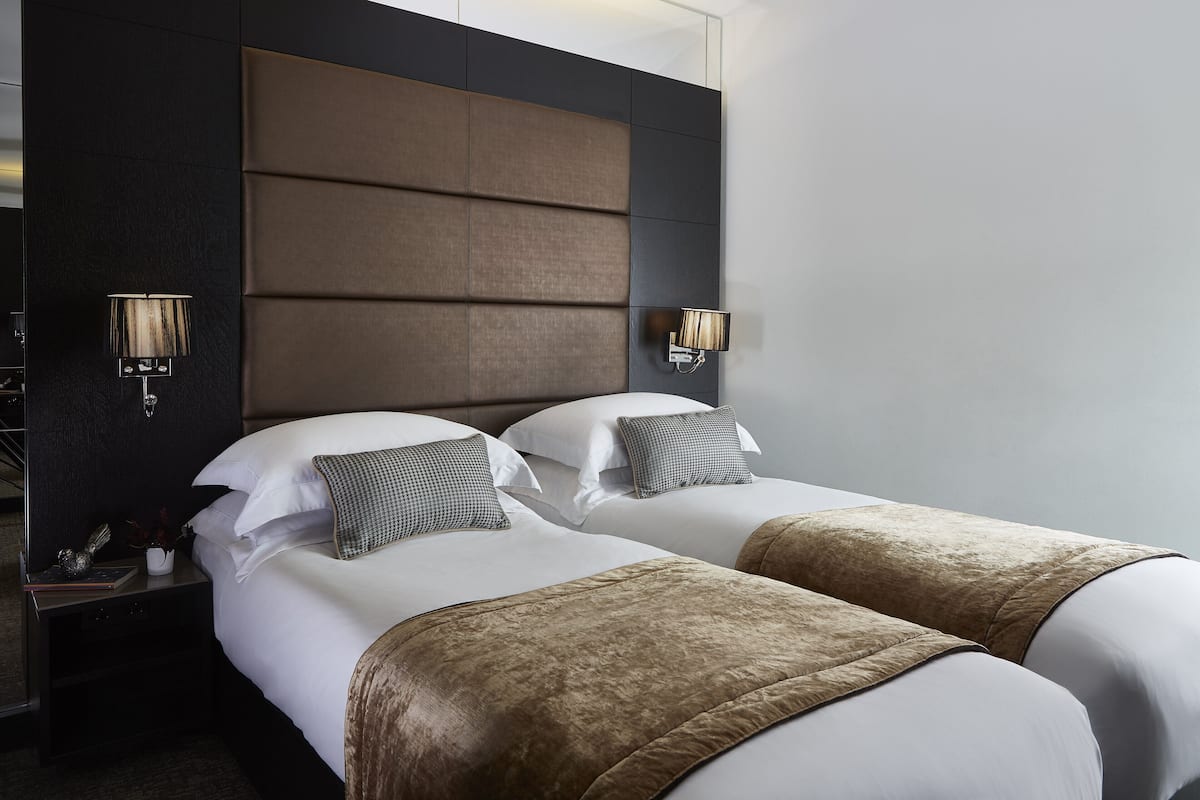 Standard Twin Room | Peralatan tempat tidur premium, peti besi dalam bilik, meja 