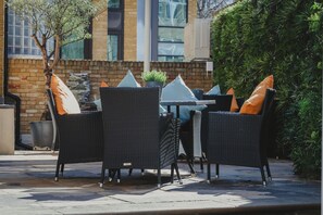 Courtyard - The Westbridge Hotel (London)