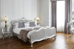 أغطية فراش متميزة وخزنة داخل الغرفة ومكتب وتجهيزات عازلة للصوت