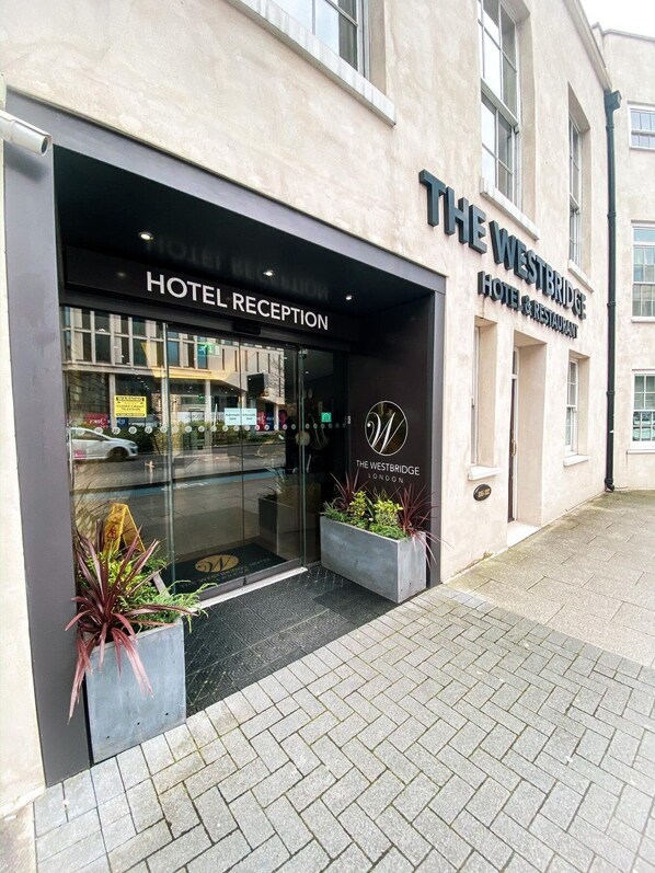 المنشأة من الخارج