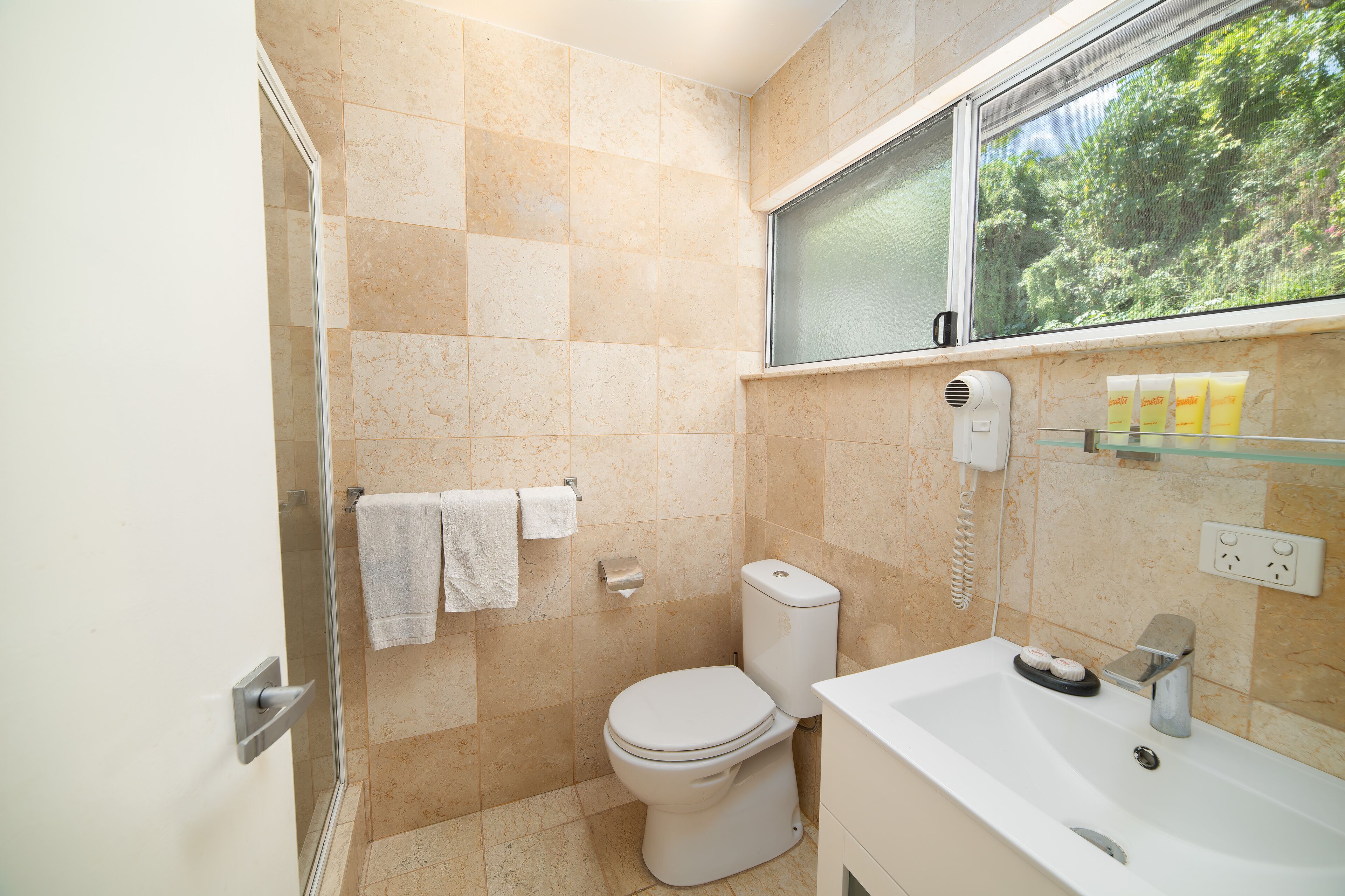 shower, rainfall showerhead, free toiletries, hair dryer