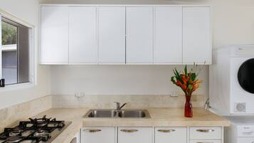 Refrigerador con freezer, microondas, horno, placa de cocina