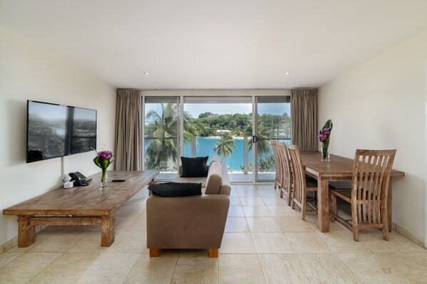 55-inch Smart TV with satellite channels, TV, DVD player - Mariner Apartments (Port Vila)