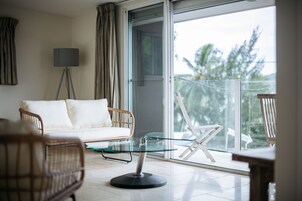 Ropa de cama de alta calidad y espacio para trabajar con laptop 