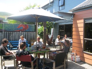 Outdoor dining - Tasman Bay Backpackers (Nelson)