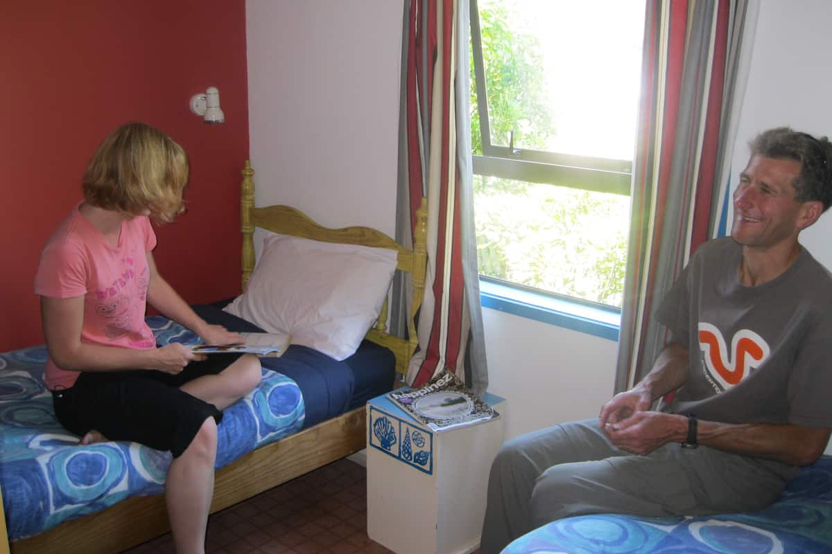 Twin kamer, 2 eenpersoonsbedden, gedeelde badkamer | Een kluis op de kamer, individueel gedecoreerd, individueel gemeubileerd