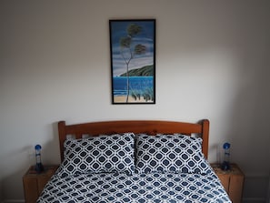 Standard, 1 Queen- und 1 Einzelbett | Zimmersafe, individuell dekoriert, individuell eingerichtet