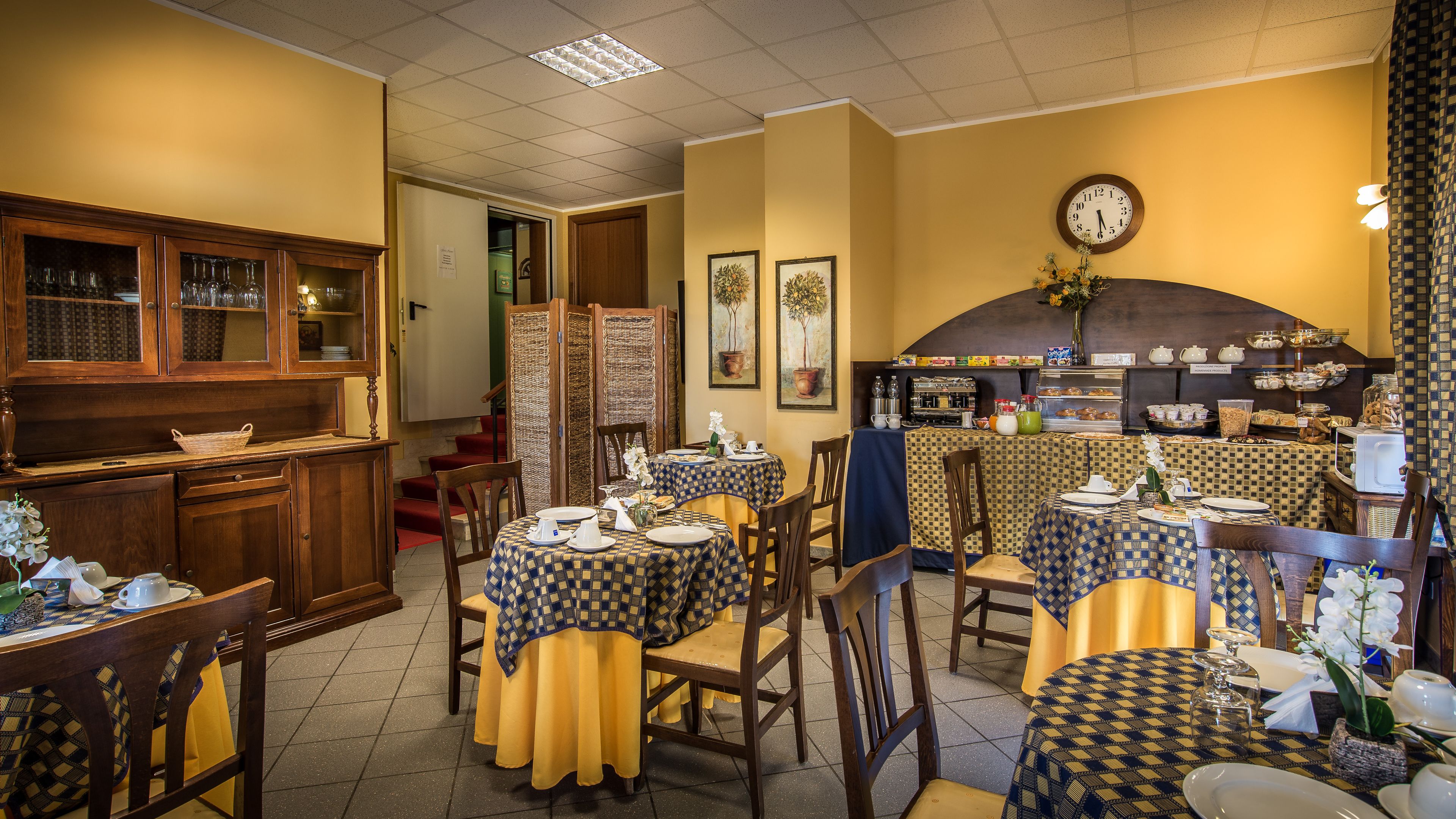 Daily continental breakfast (EUR 5 per person)