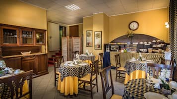 TĂ€gliches kontinentales FrĂŒhstĂŒck (5 EUR pro Person)