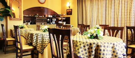 Colazione continentale, servita tutte le mattine (5 EUR a persona)