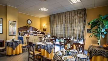 Tägliches kontinentales Frühstück (5 EUR pro Person)