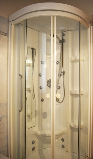 Superior vierpersoonskamer | Badkamer met douche