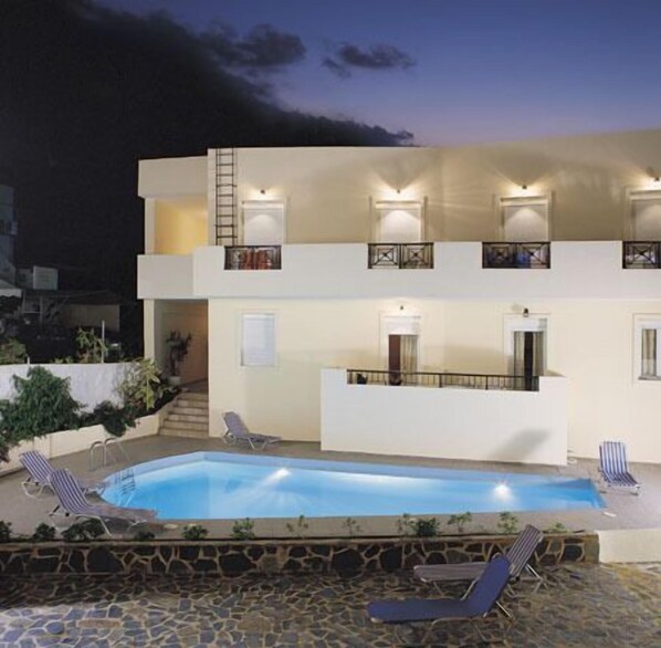 Piscine extérieure (ouverte en saison), parasols de plage