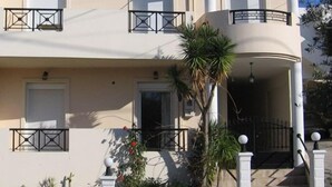 A two-story building with balconies and a sign reading "EL GRECO APARTMENTS". - El Greco Apartments (Agios Nikolaos)
