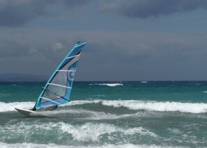 Plage à proximité, chaises longues, parasols, pêche sur place