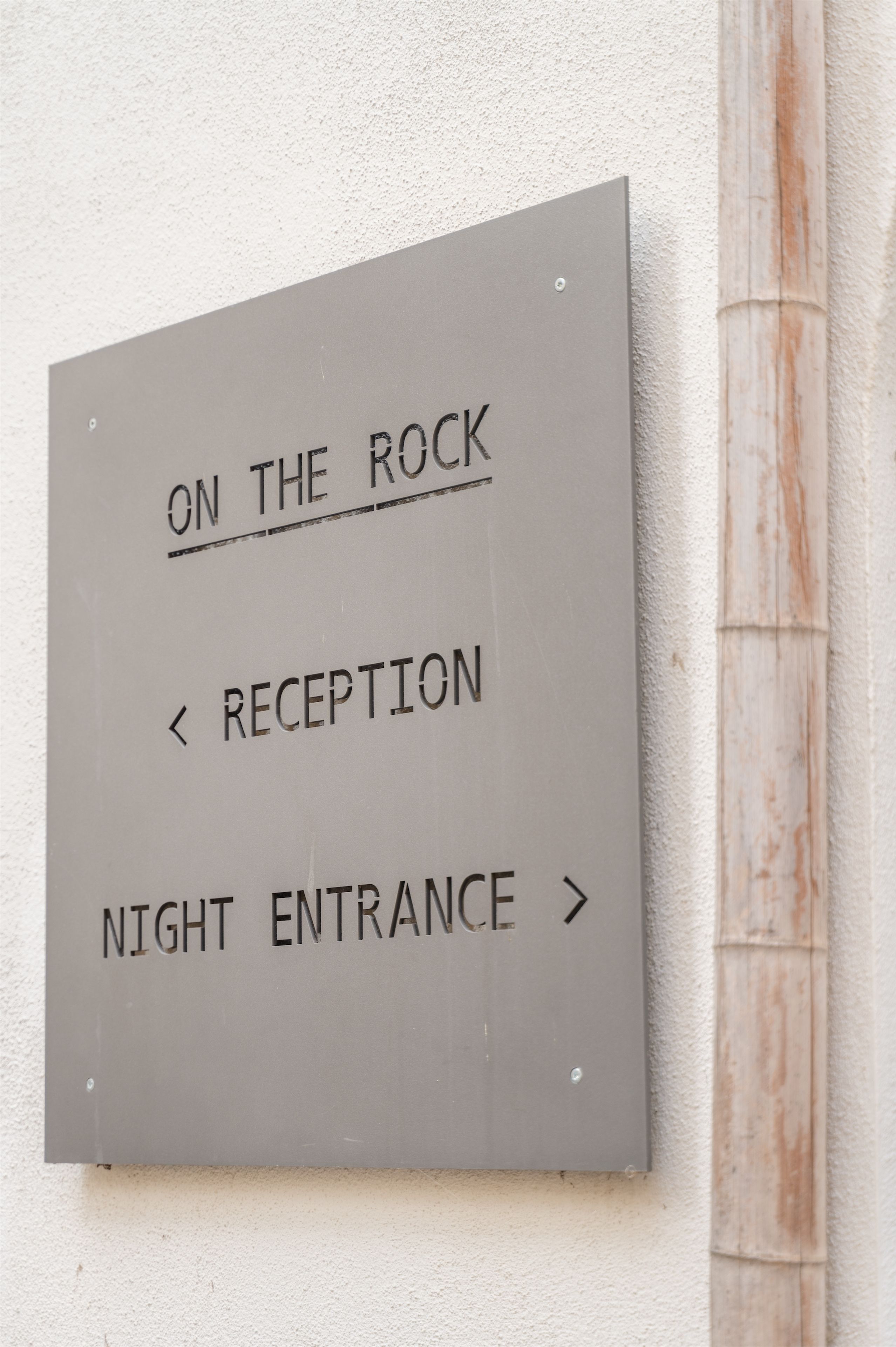 Opaste, joka osoittaa paikan, jossa sijaitsee vastaanotto ja yöaikaan käytettävä sisäänkäynti nimeltä ’On the Rock’.