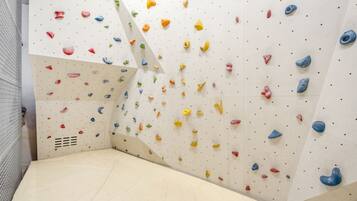 Eine Kletterwand mit verschiedenen Haltepunkten in verschiedenen Farben.