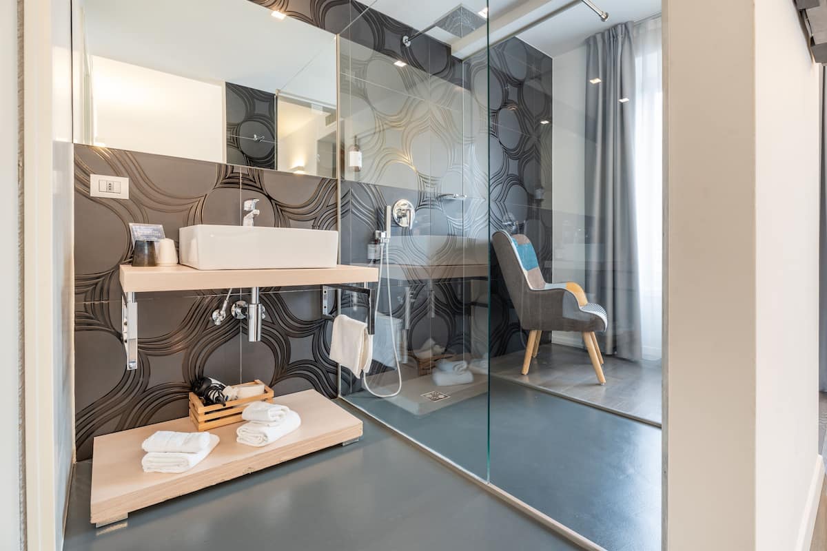 deluxe double room | bathroom | shower, hair dryer, towels