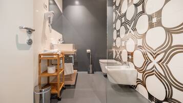 Un baño moderno con tocador, inodoro y bidé.