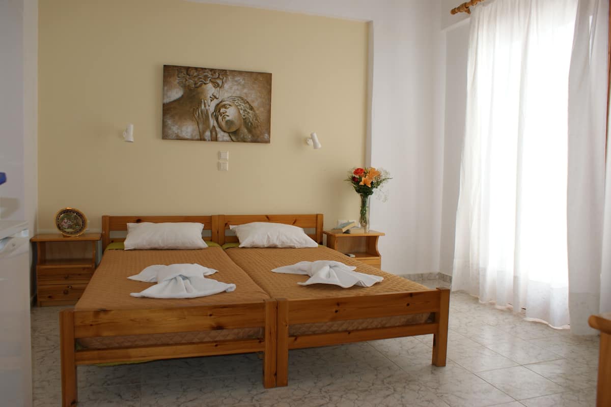 Economy Twin Room | Iron/ironing board, WiFi (free)