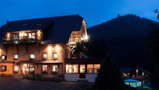 A two-story hotel with a balcony and a sign reading "Hotel Restaurant." - Hotel Neuhauser (La Broque)