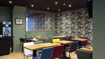 Tägliches Frühstücksbuffet (11.5 EUR pro Person)