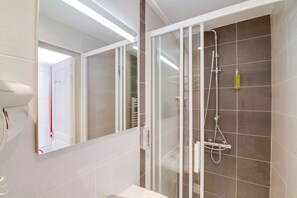 Standard-Doppelzimmer (Hôtel) | Badezimmer | Kostenlose Toilettenartikel, Haartrockner, Handtücher, Seife