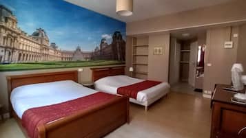 Family Room, 2 Double Beds (batiment annexe) | Desk, blackout drapes, iron/ironing board, free WiFi