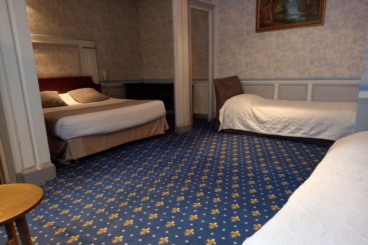 四人房 (Charme, Hôtel) | 書桌、遮光布/窗簾、熨斗/熨衣板、免費無線上網