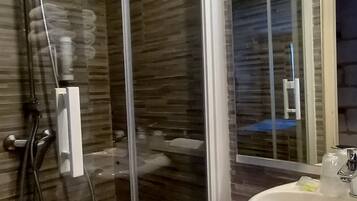 Standard Double Room (Hôtel) | Bathroom | Free toiletries, hair dryer, towels, soap